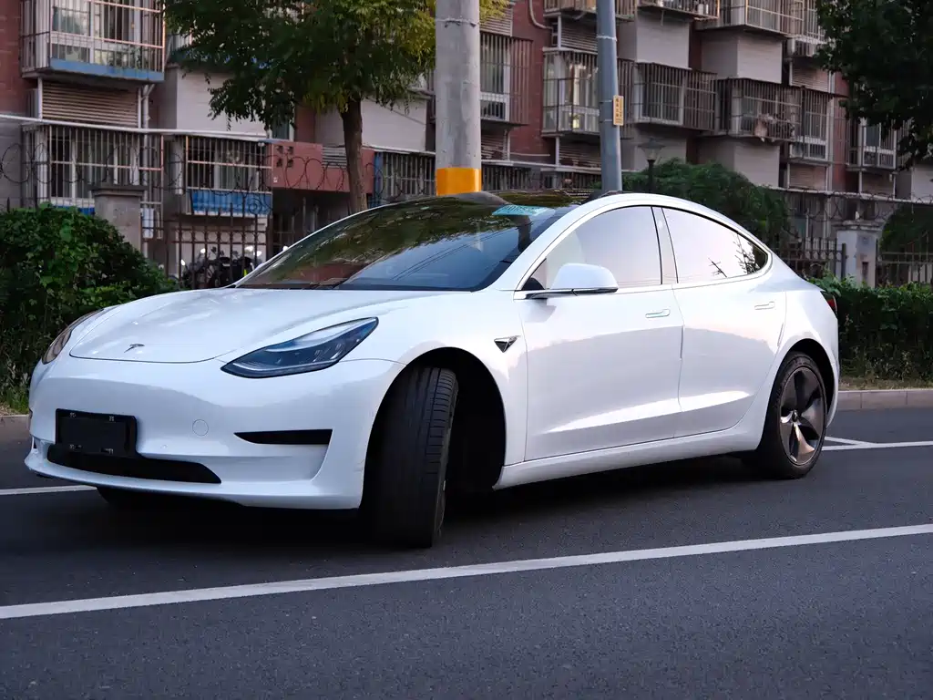 Tesla Model 3 — миниатюра 3
