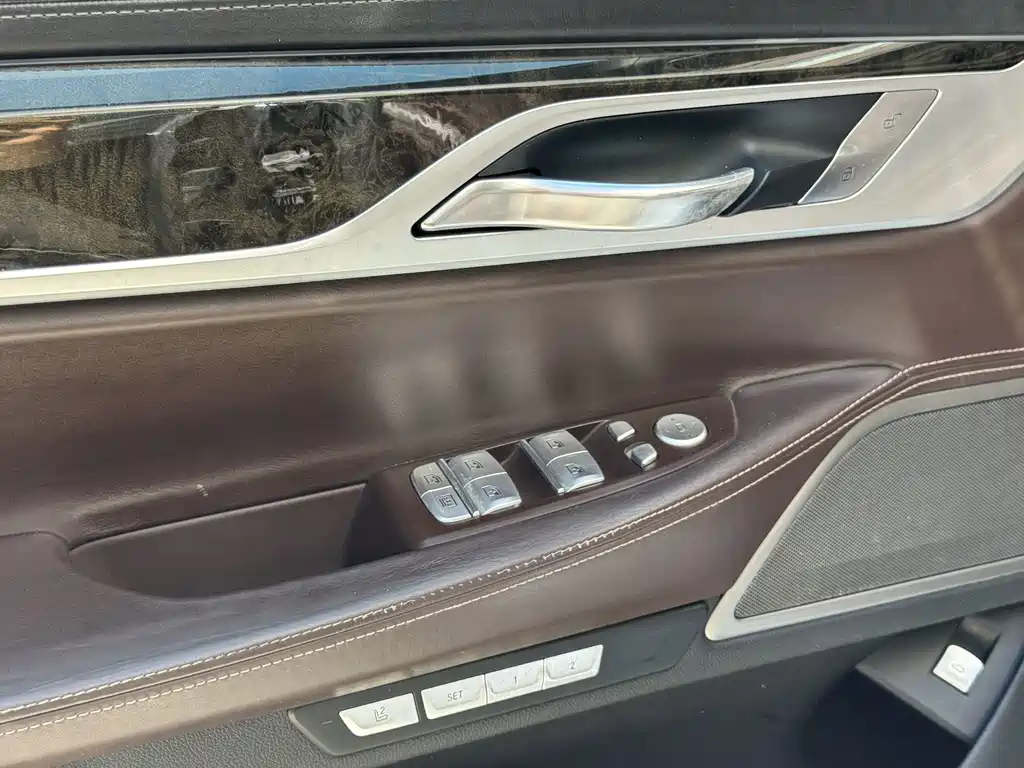 BMW 7 Series — миниатюра 22