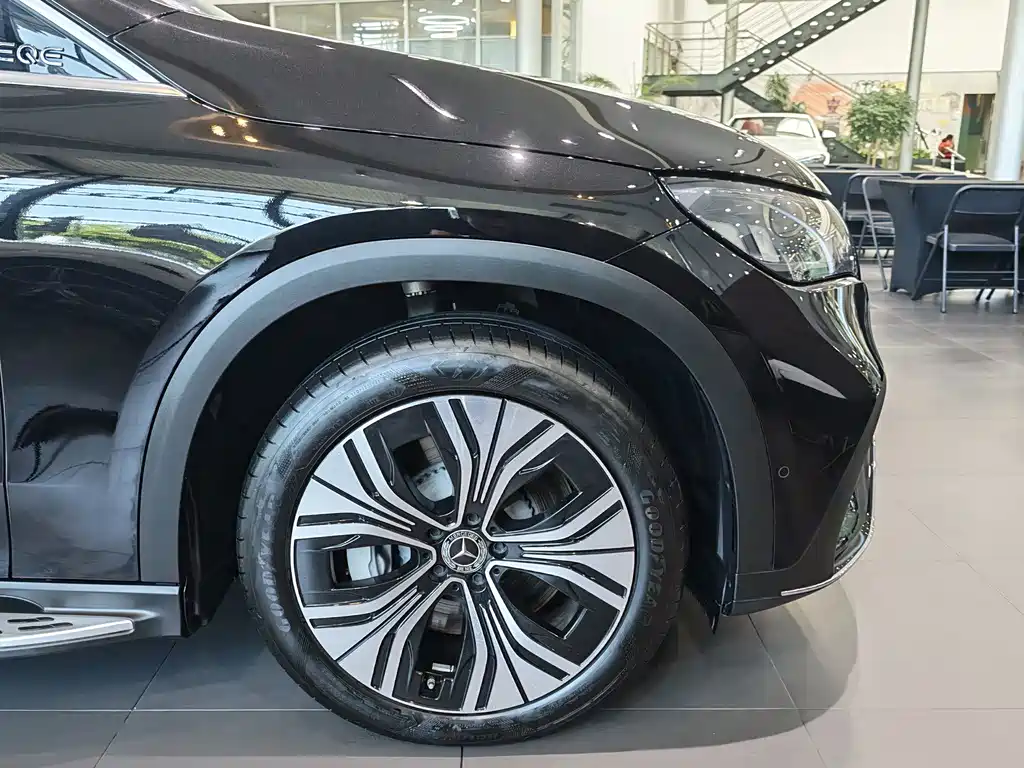 Mercedes-Benz EQE SUV — миниатюра 6