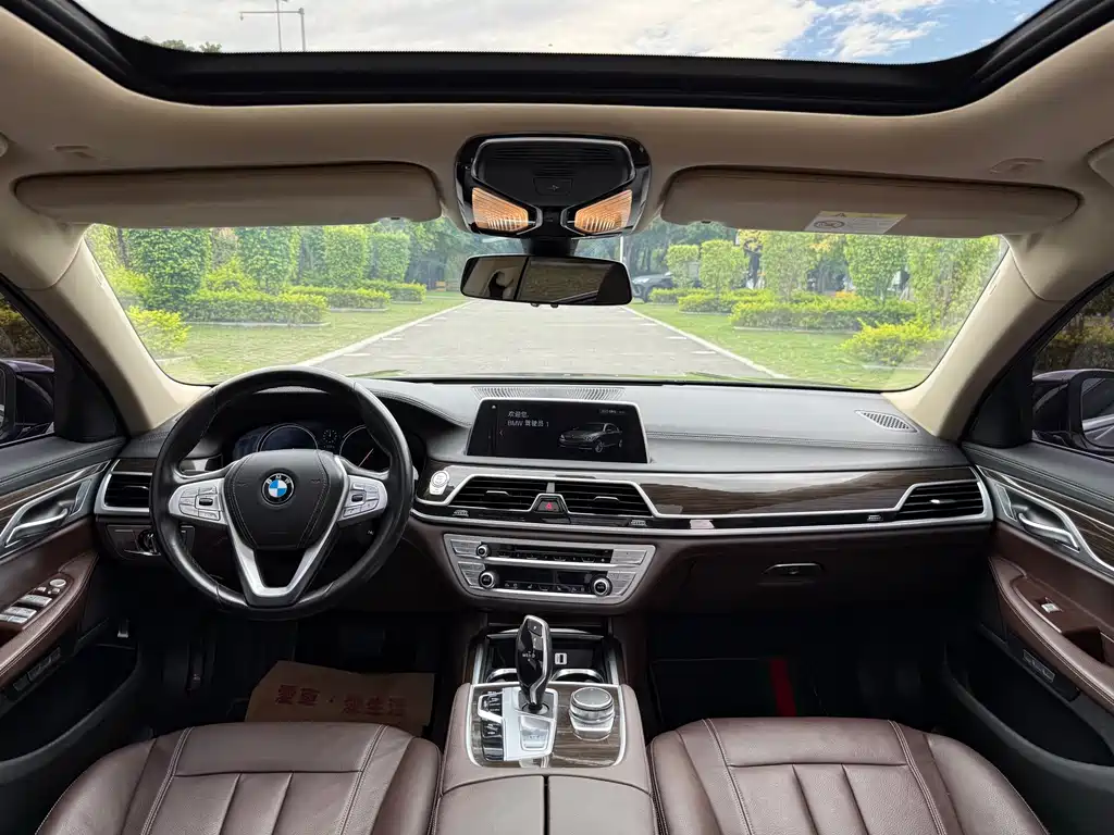BMW 7 Series — миниатюра 11