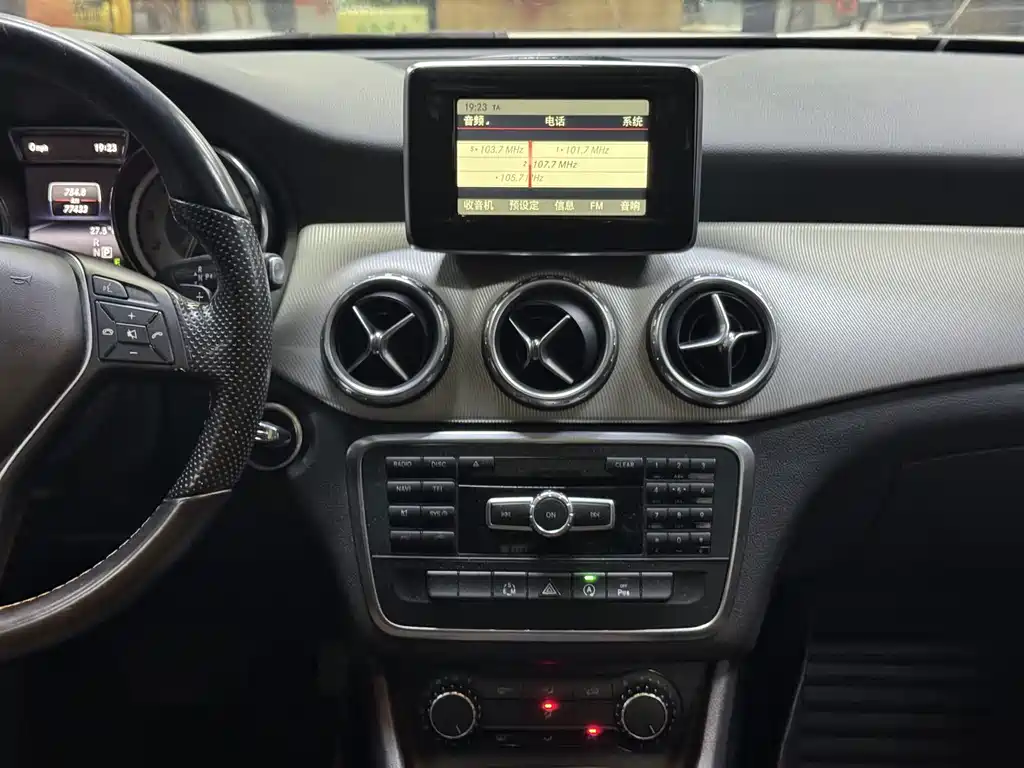 Mercedes-Benz GLA (Import) — миниатюра 13
