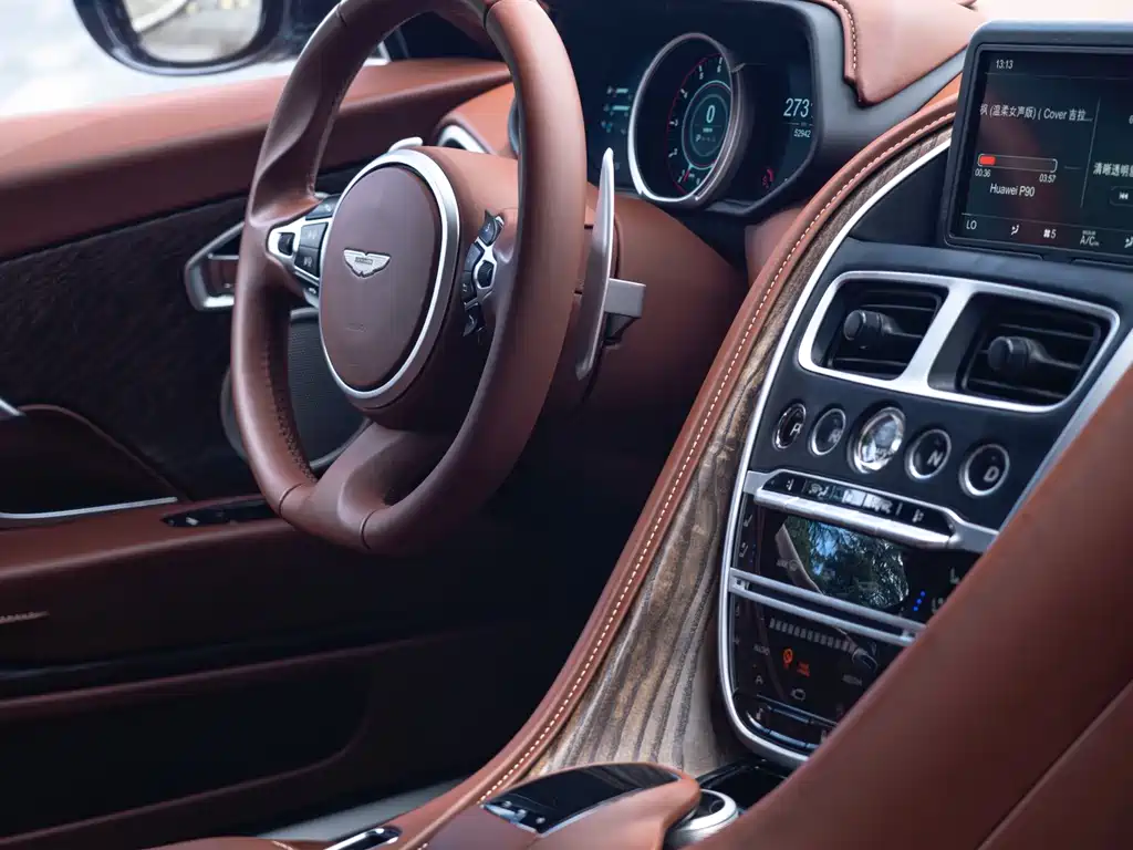 Aston Martin DB11 — миниатюра 18