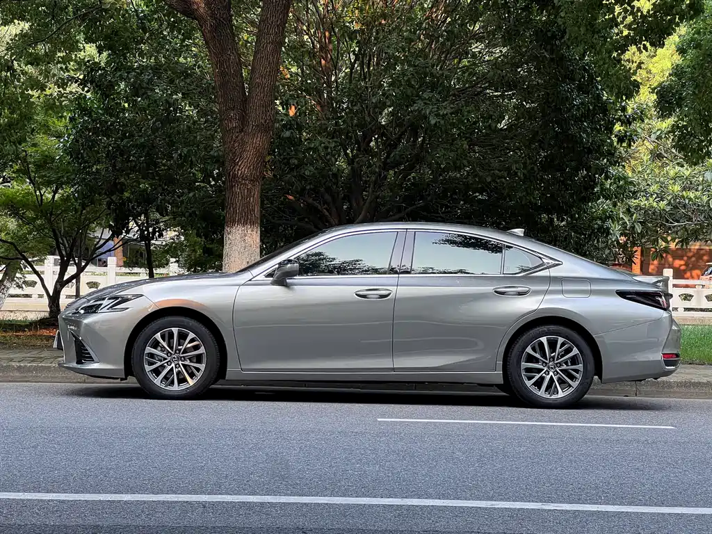 Lexus ES — миниатюра 7
