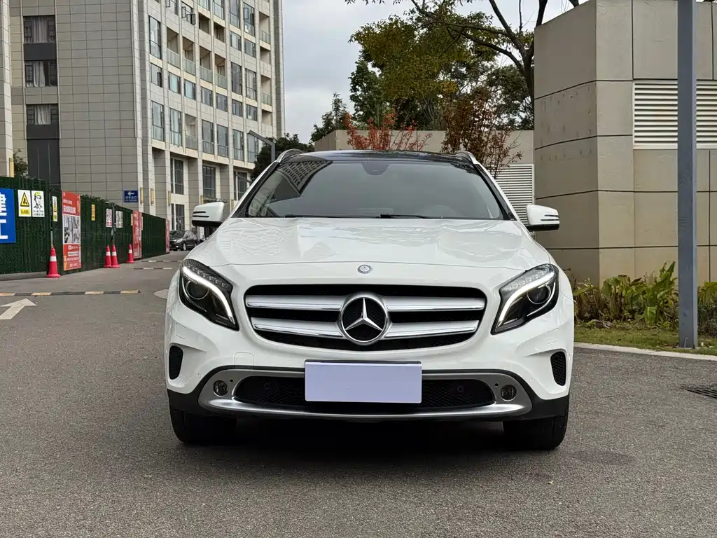 MERCEDES-BENZ GLA
