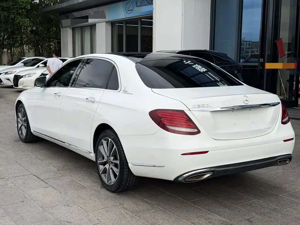 Mercedes-Benz E-Class — миниатюра 8
