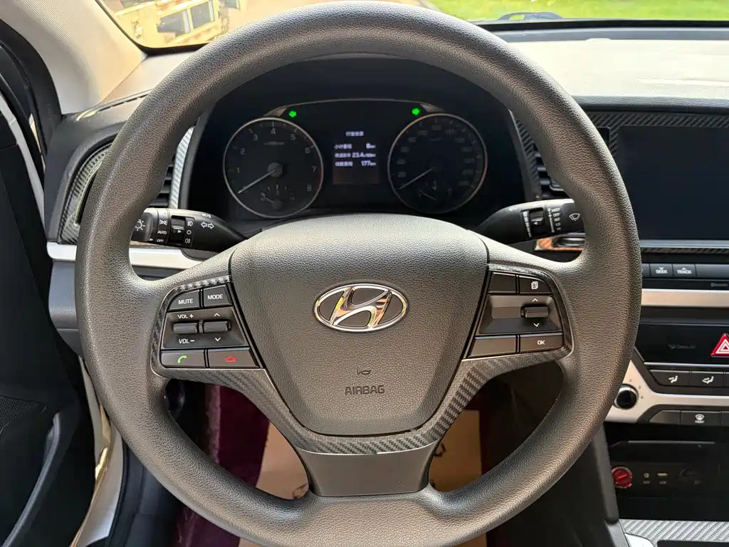 Hyundai Elantra — миниатюра 13