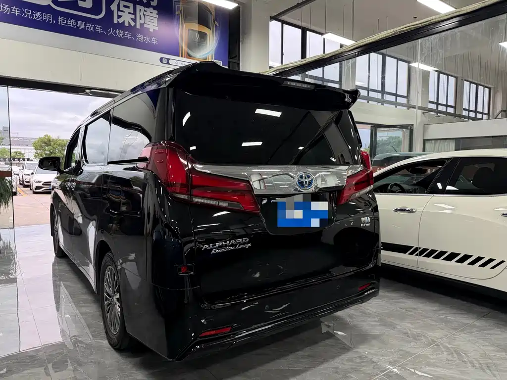 Toyota Alphard — миниатюра 6