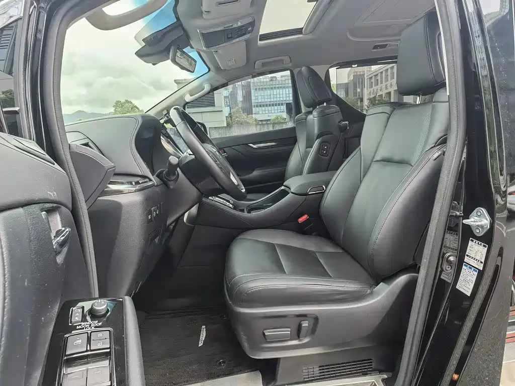 Toyota Alphard — миниатюра 11