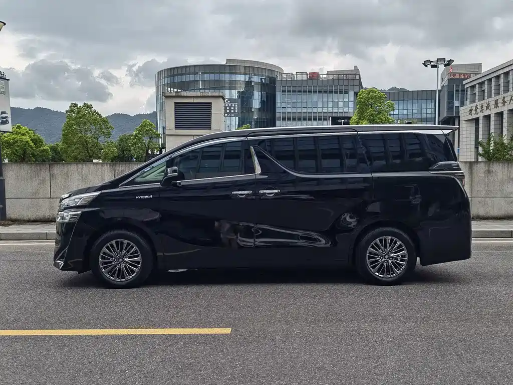 Toyota Alphard — миниатюра 3