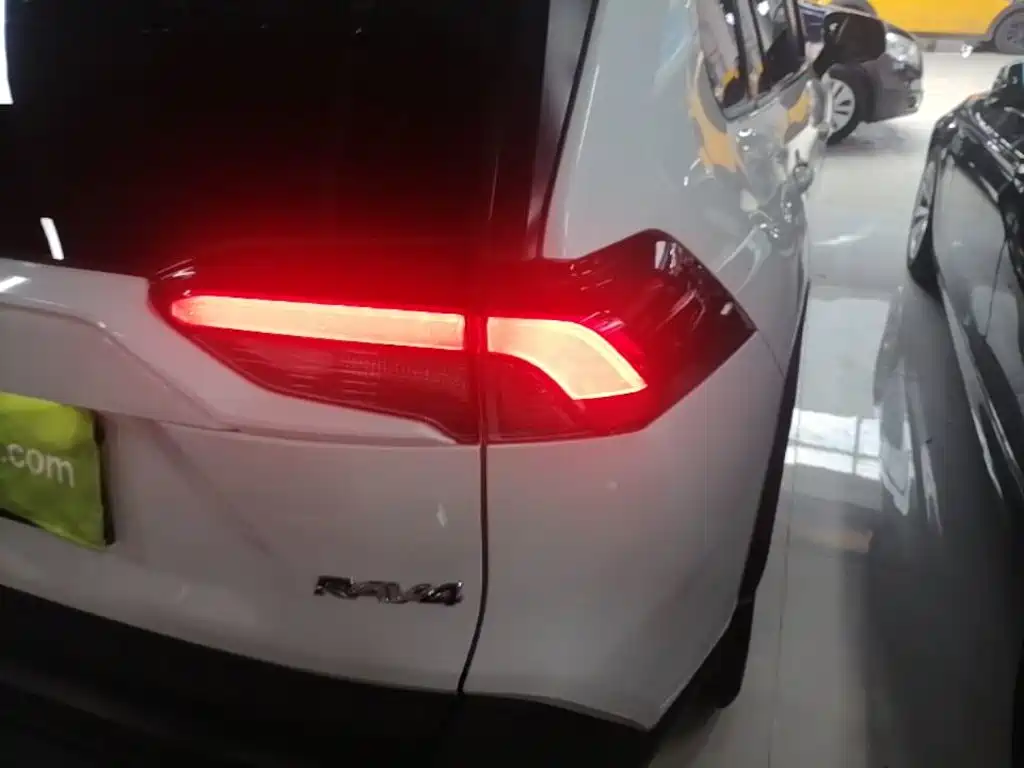 Toyota RAV4 — миниатюра 8