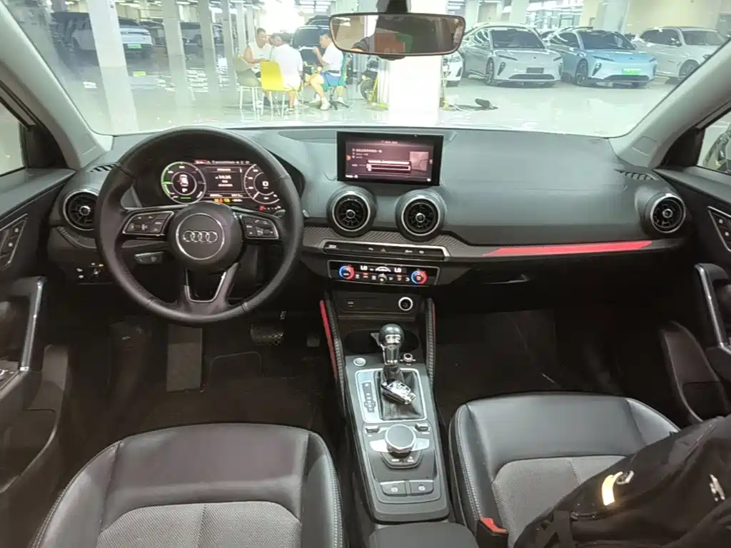Audi Q2L e-tron — миниатюра 10