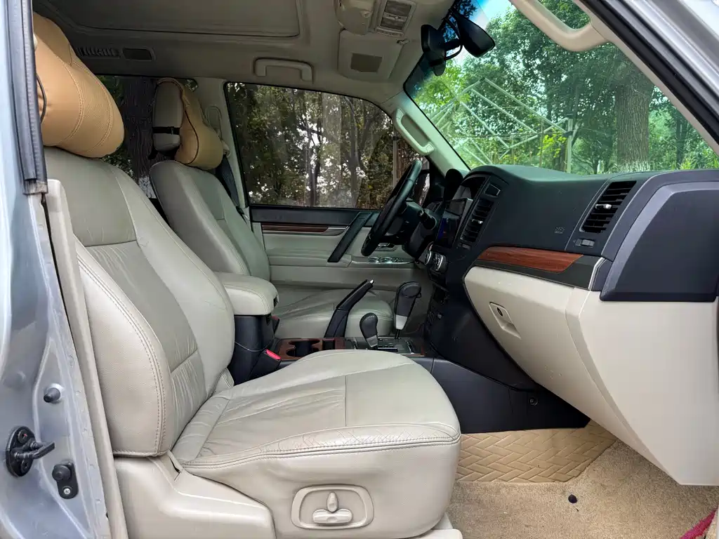 Mitsubishi Pajero (Import) — миниатюра 7
