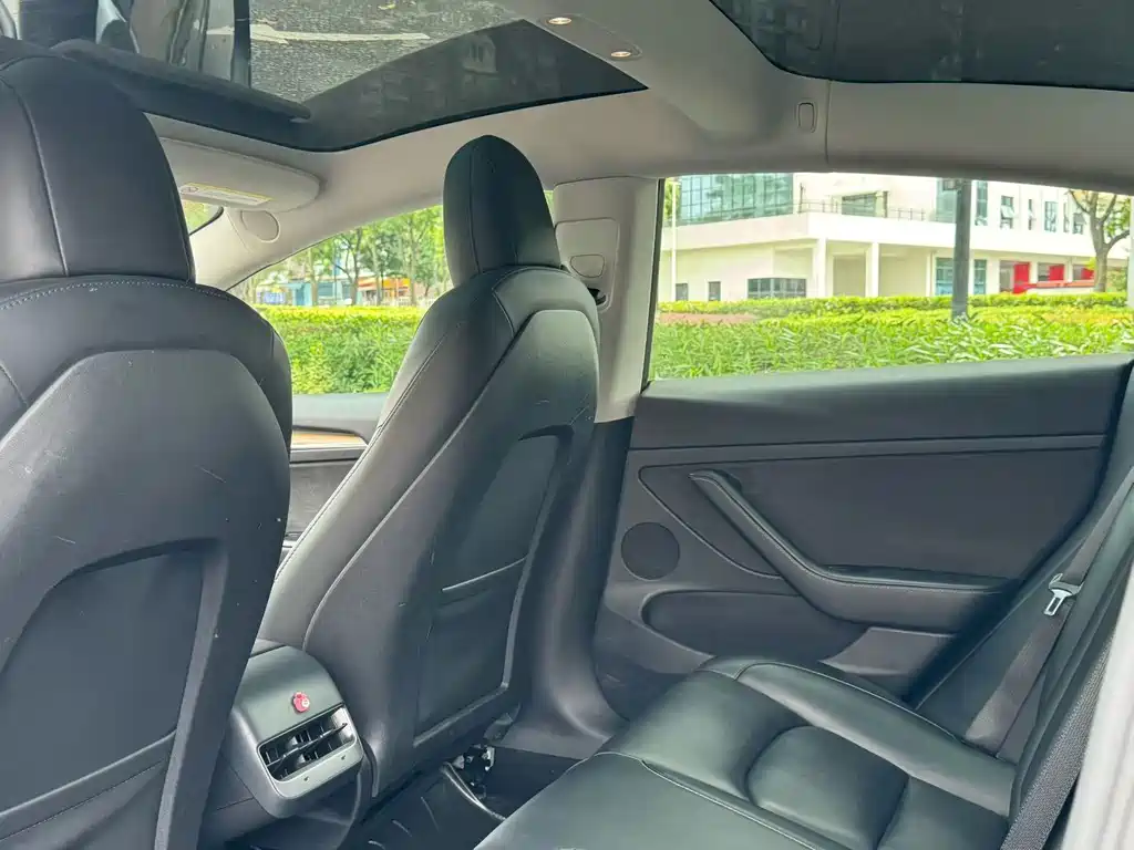 Tesla Model 3 — миниатюра 6