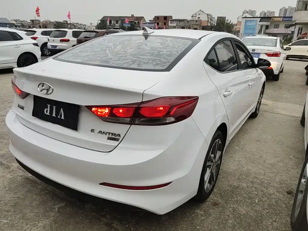 Hyundai Elantra — миниатюра 8