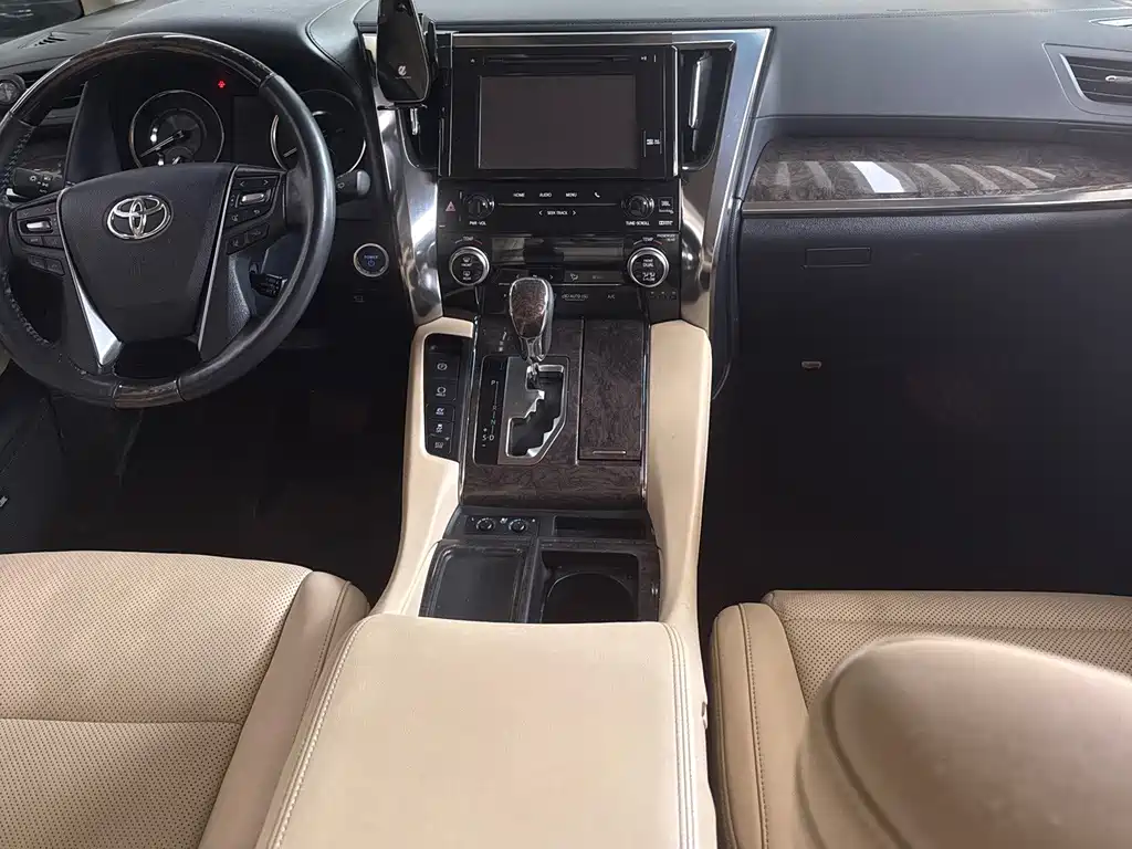 Toyota Alphard — миниатюра 4