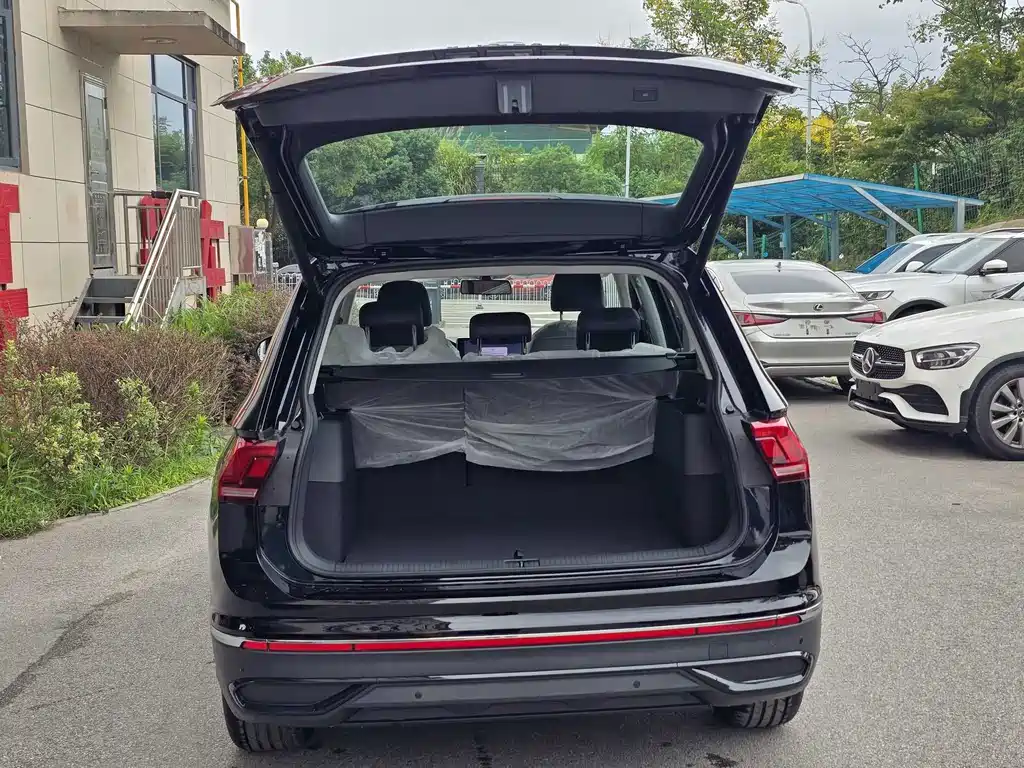 Volkswagen Tiguan L — миниатюра 11