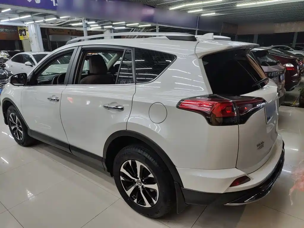 Toyota RAV4 — миниатюра 7