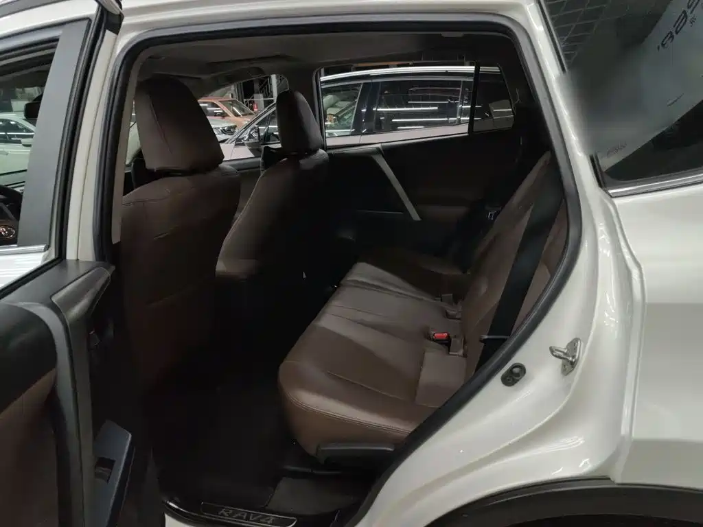 Toyota RAV4 — миниатюра 8