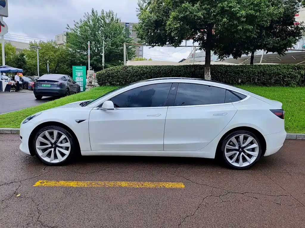 Tesla Model 3 — миниатюра 3