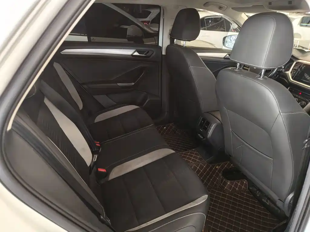 Volkswagen T-Roc — миниатюра 7