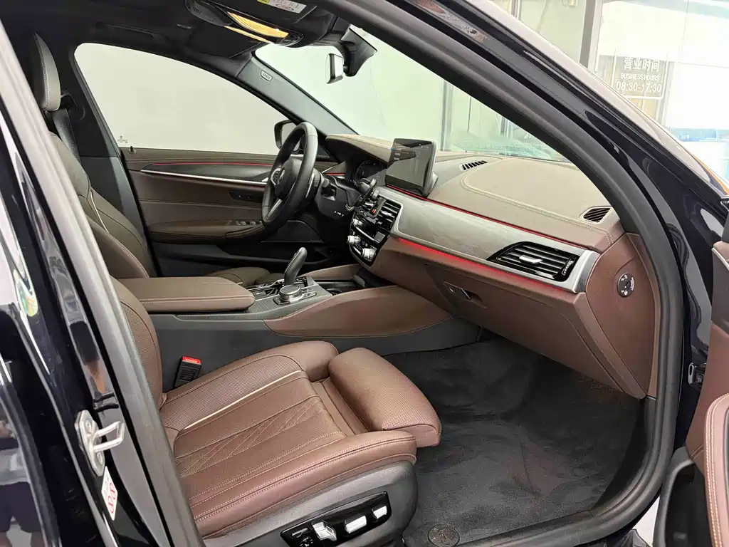 BMW 5 Series — миниатюра 10