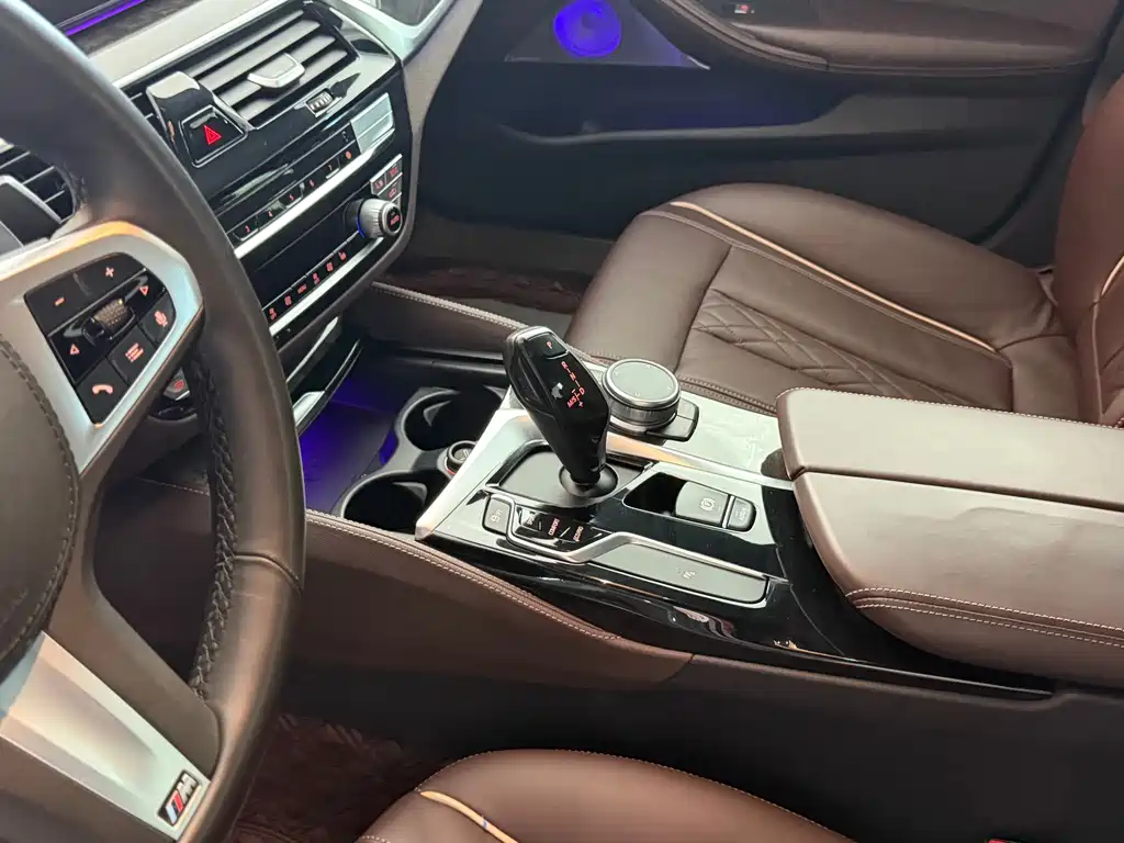 BMW 5 Series — миниатюра 8