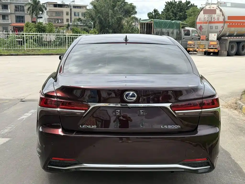 Lexus LS — миниатюра 3