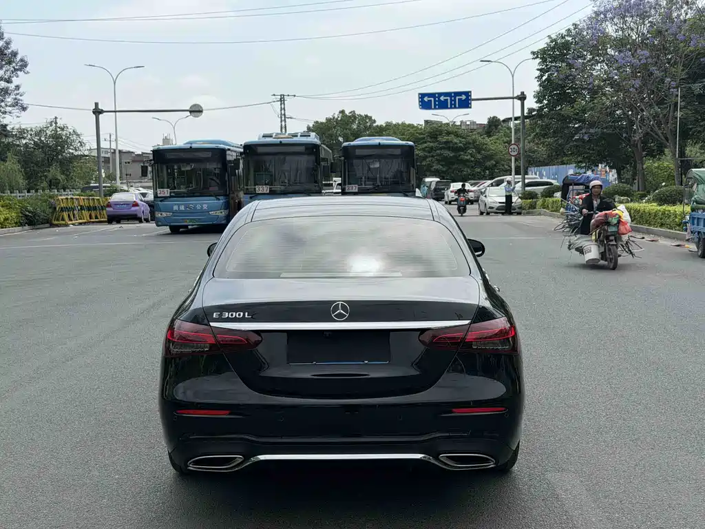 Mercedes-Benz E-Class — миниатюра 5