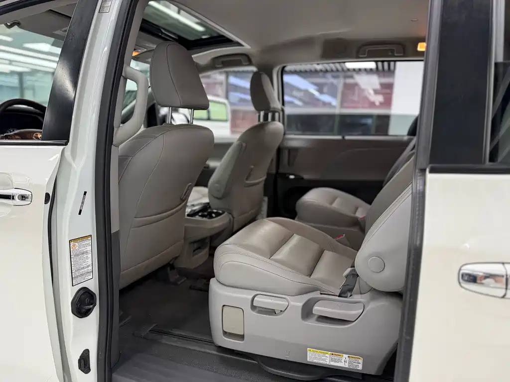 Toyota Sienna — миниатюра 17