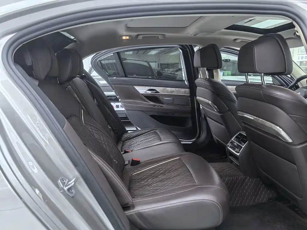 BMW 7 Series — миниатюра 11