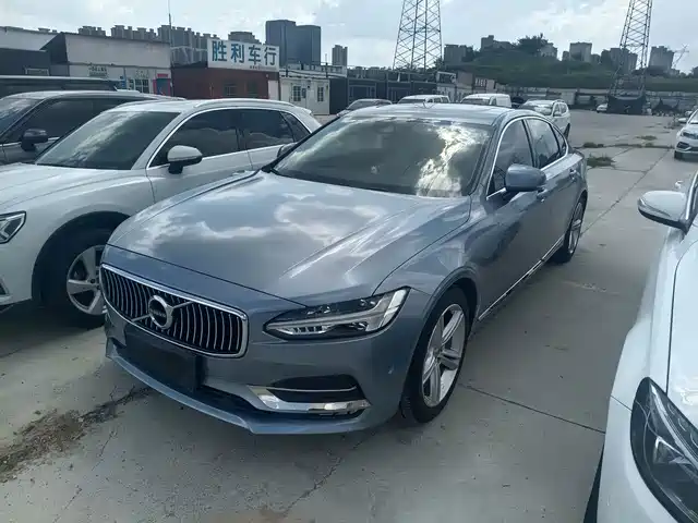 2017 Volvo S90