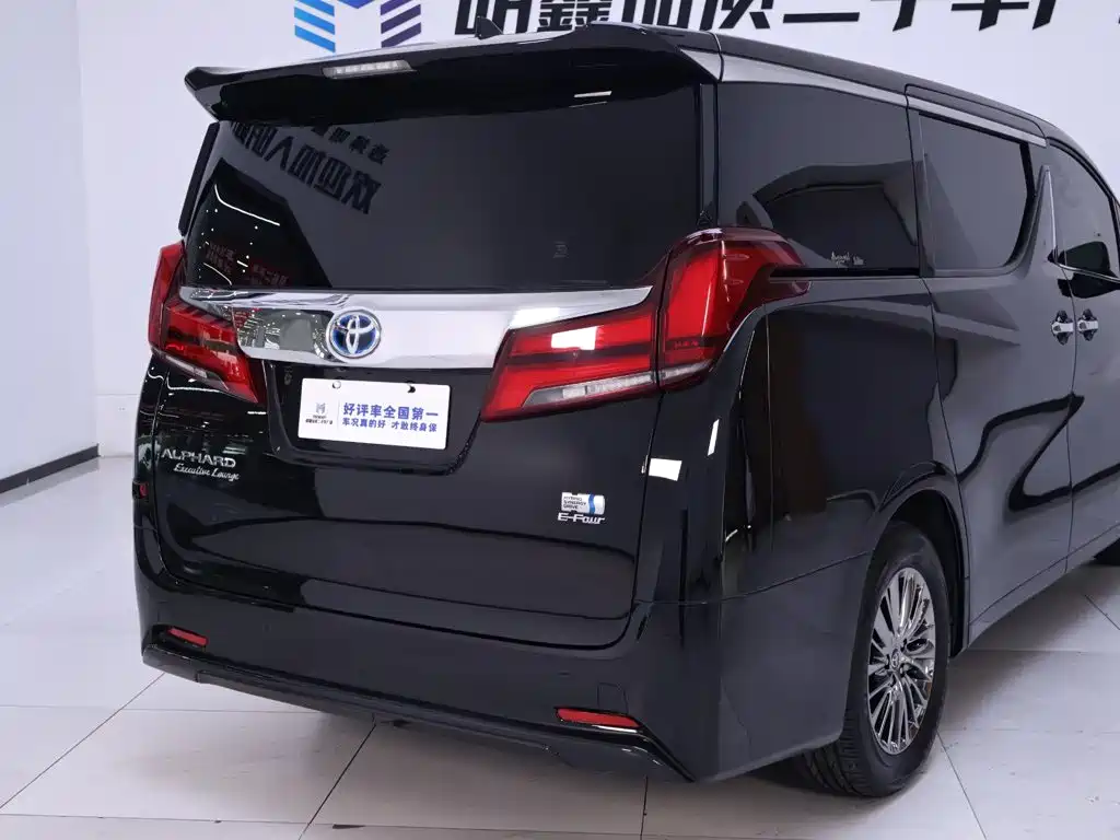 Toyota Alphard — миниатюра 8