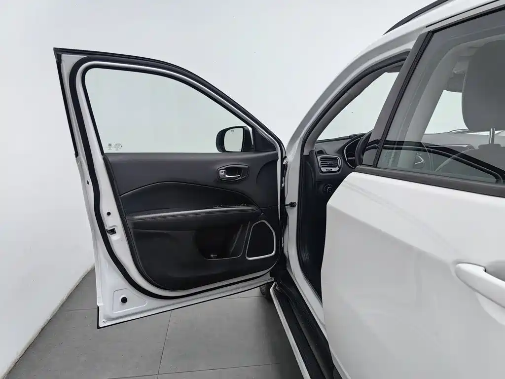 Jeep Compass — миниатюра 8