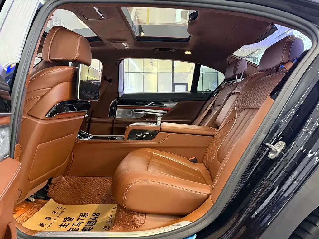 BMW 7 Series — миниатюра 12