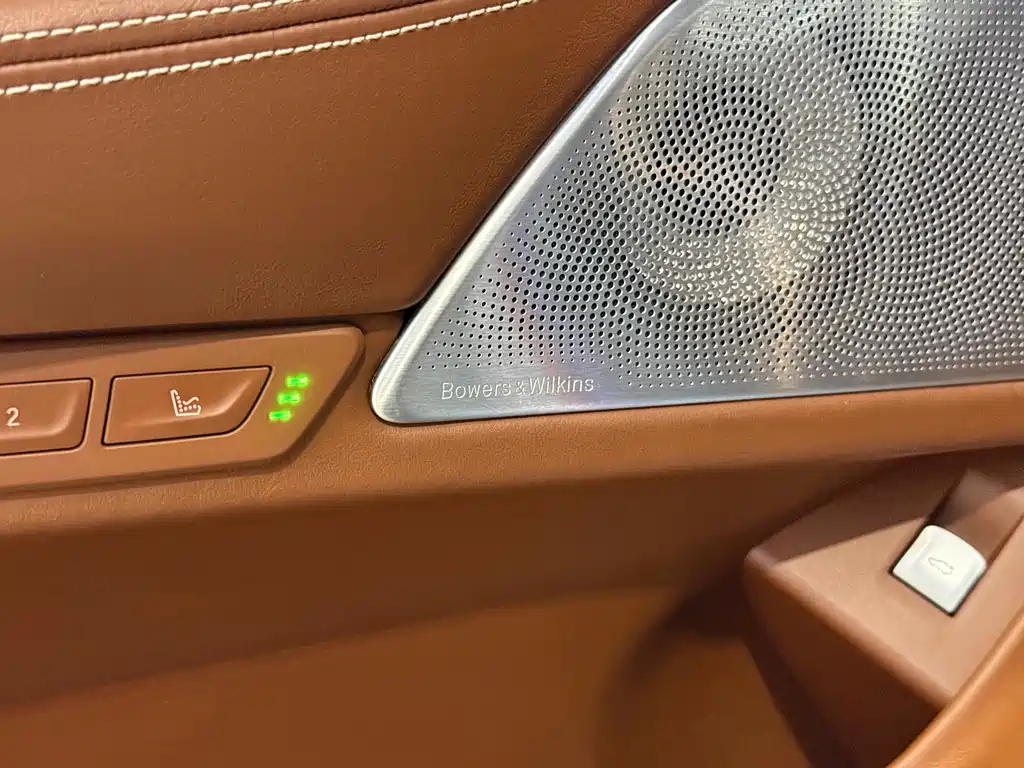 BMW 7 Series — миниатюра 13