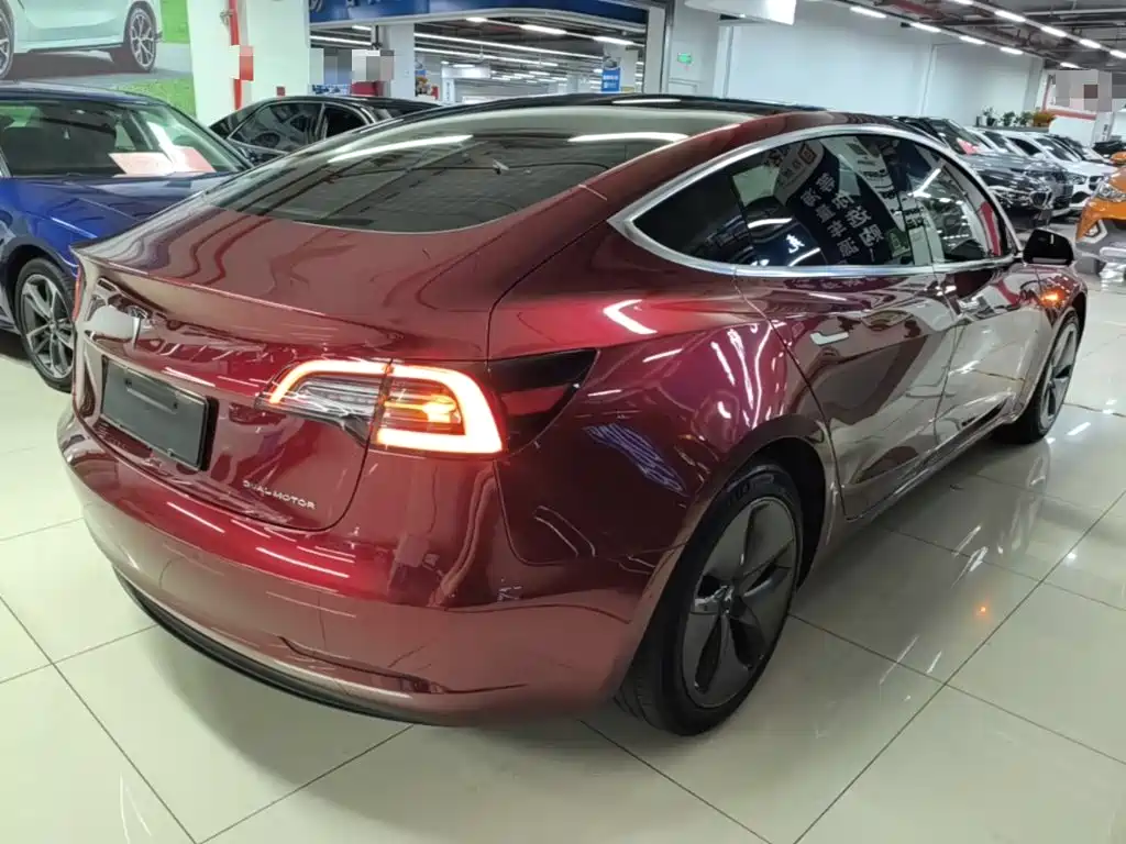 Tesla Model 3 — миниатюра 7