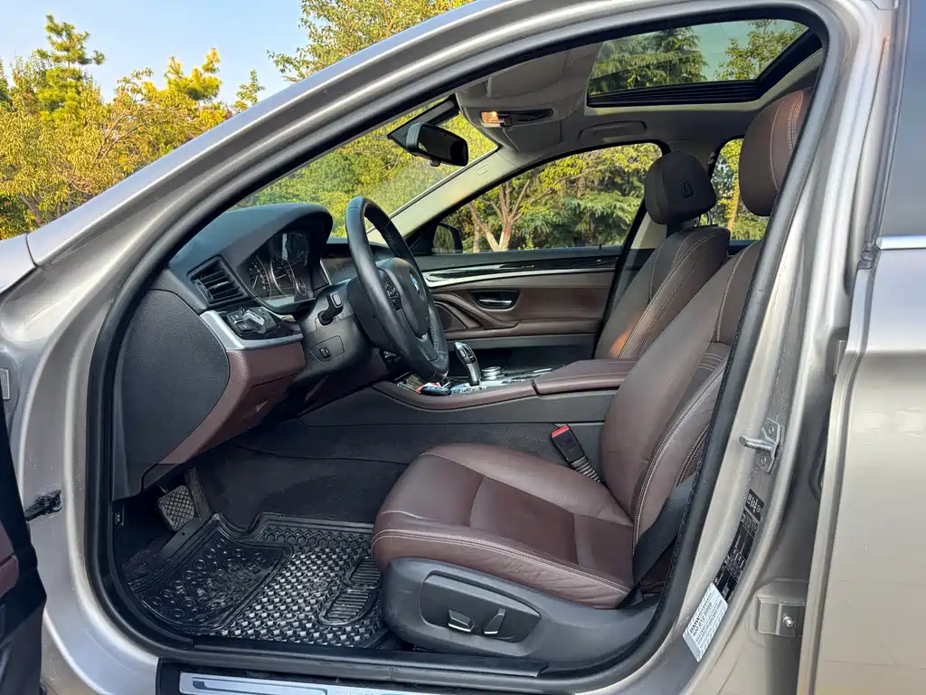 BMW 5 Series — миниатюра 11