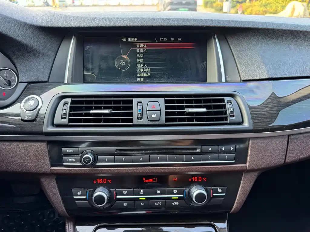 BMW 5 Series — миниатюра 15