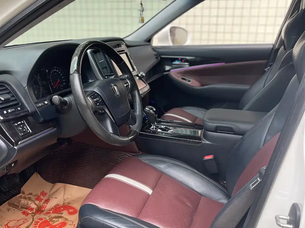 Toyota Crown — миниатюра 4