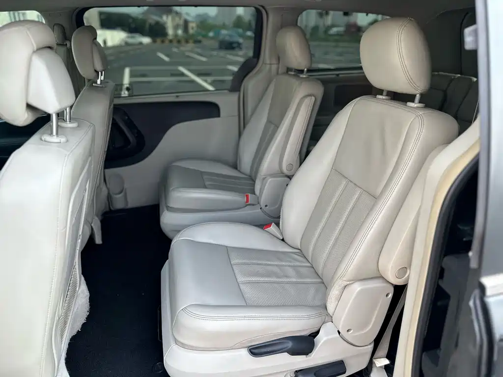 Chrysler Grand Voyager (Import) — миниатюра 4