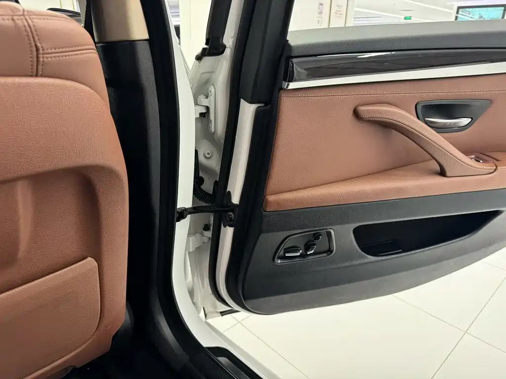 BMW 5 Series — миниатюра 7