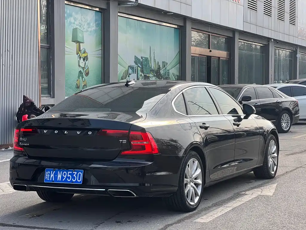 VOLVO S90