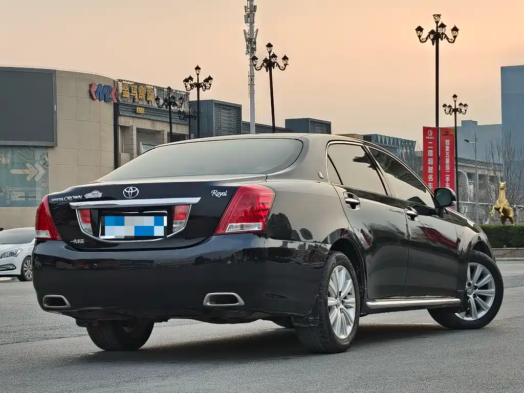 Toyota Crown — миниатюра 6