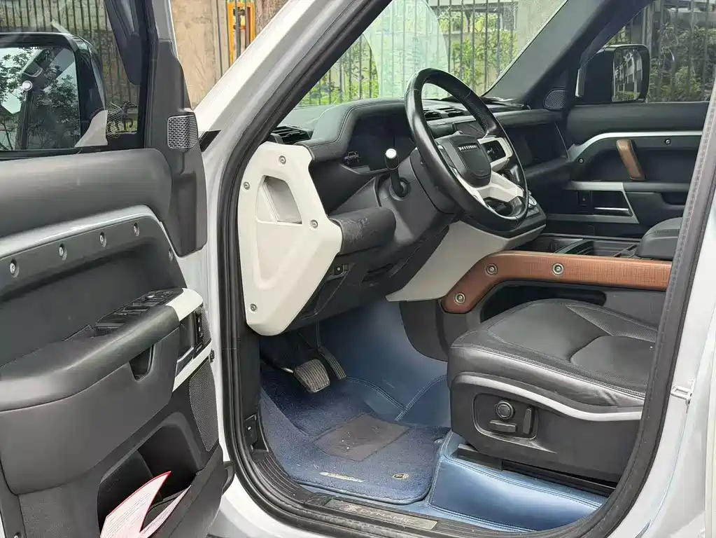 Land Rover Defender — миниатюра 4