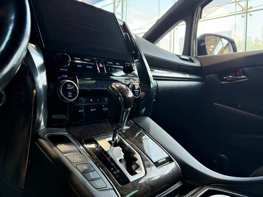 Toyota Vellfire — миниатюра 8