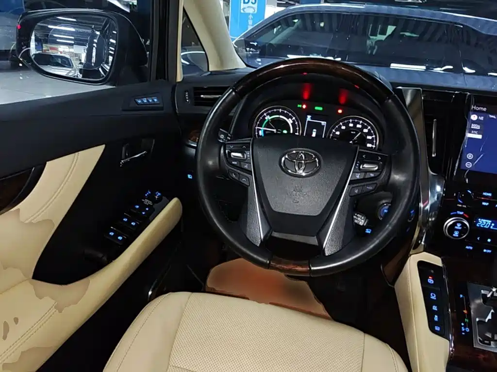 Toyota Alphard — миниатюра 11