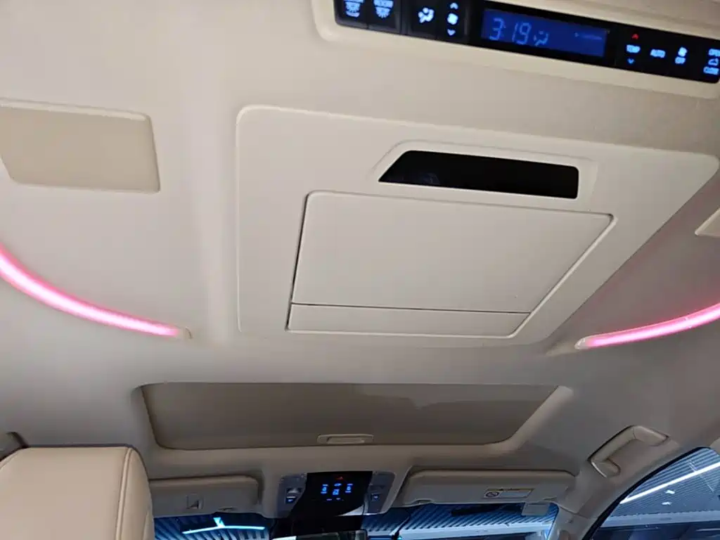Toyota Alphard — миниатюра 18