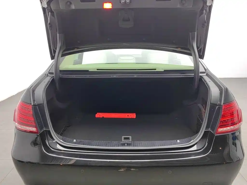 Mercedes-Benz E-Class — миниатюра 16