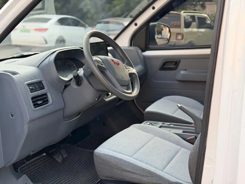 Wuling Yangguang — миниатюра 6