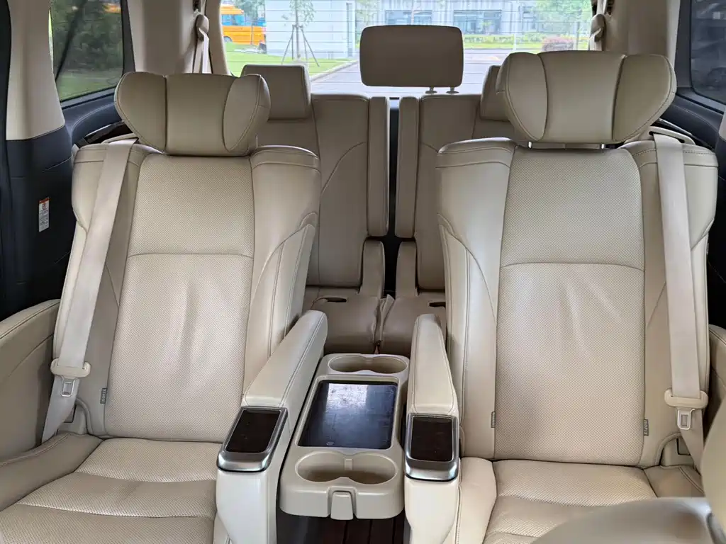Toyota Alphard — миниатюра 18